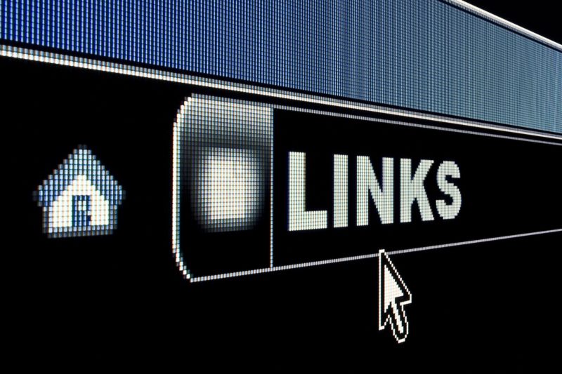 computer screen with a mouse clicking on a "links" button